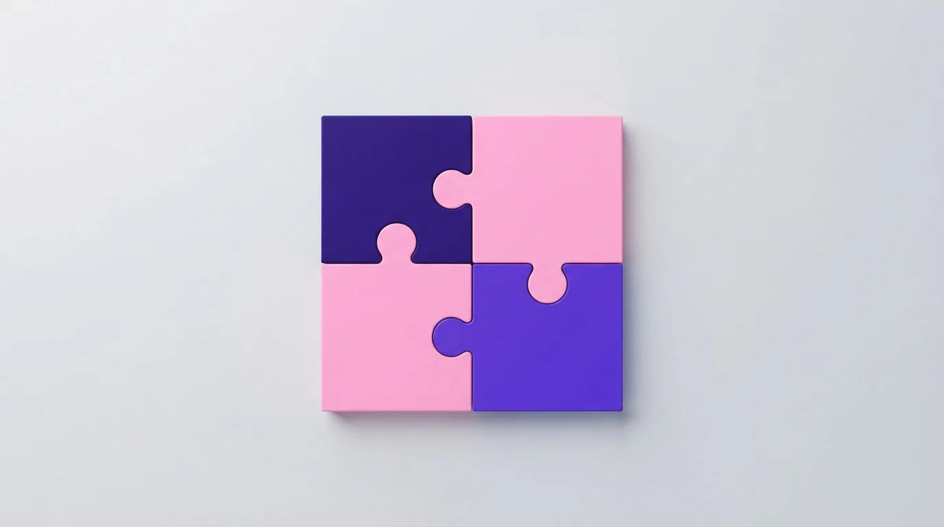 Vier unterschiedlich geformte Puzzleteile auf einer flachen Arbeitsfläche
