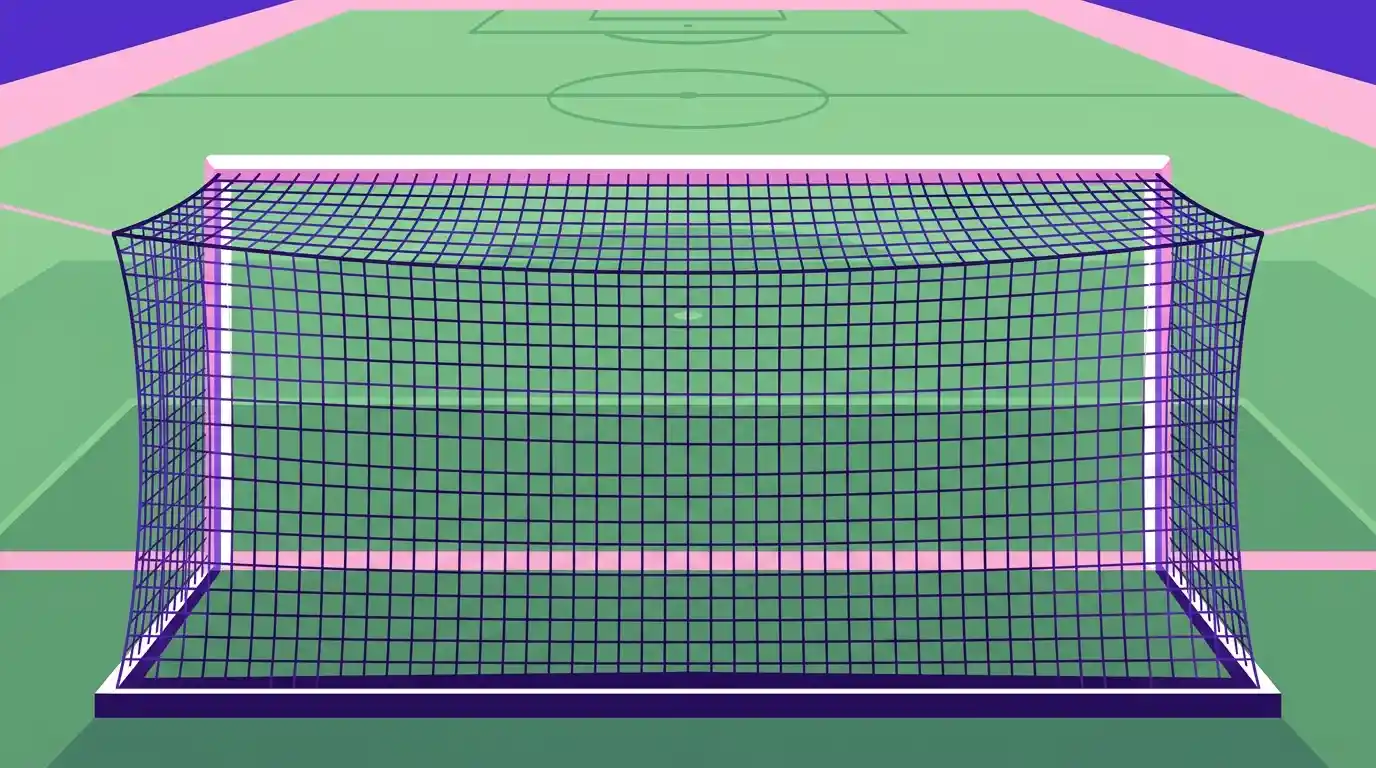 Fußballtor mit Netz und grünem Spielfeld aus niedriger Perspektive